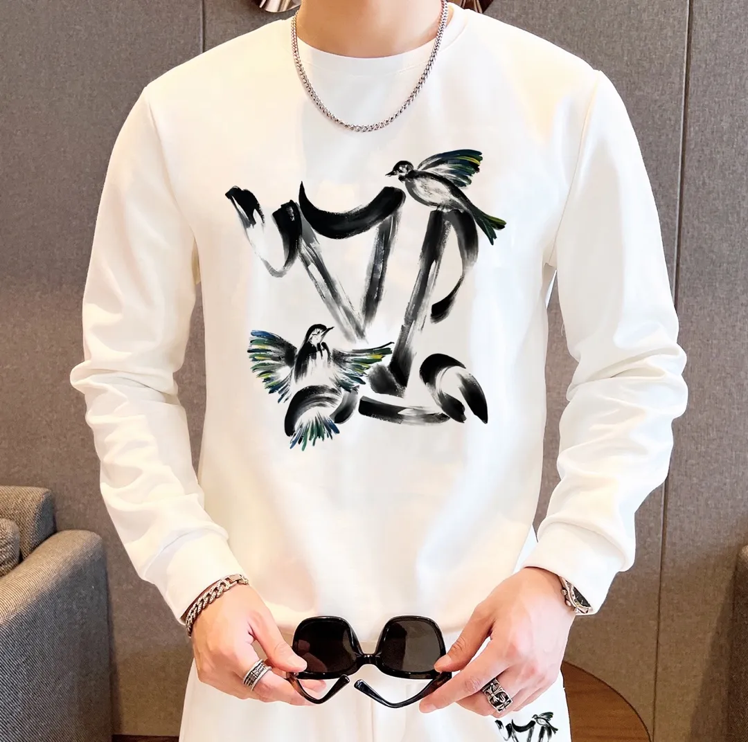 🅿️380 [LV Louis Vuitton] (Fat Man Gospel) hot-selling suit is coming. Focus on the original version of the official website. 2025 new hot-selling sweatshirt suit. The original order is hard to buy🇭🇰. It is the meticulous work of top designers for a fitting and perfect upper body effect. All-natural high-quality Roman cotton 100%, close-fitting comfort, noble and elegant! Original hardware embodies elegance and nobility! Counter size: M-5XL (maximum wear up to 220 pounds)